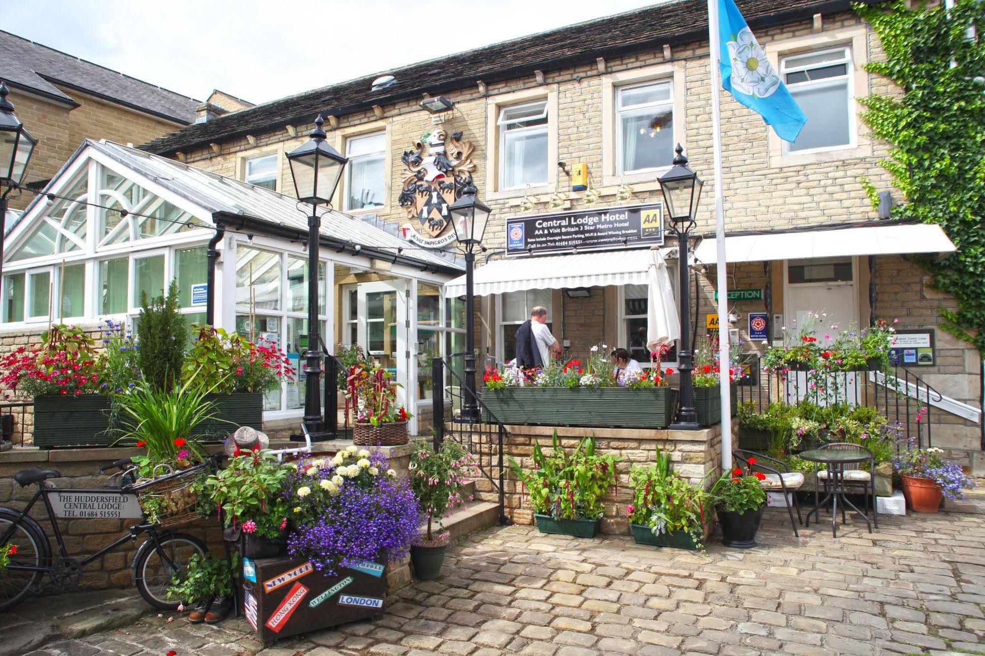 Huddersfield Central Lodge Exterior foto